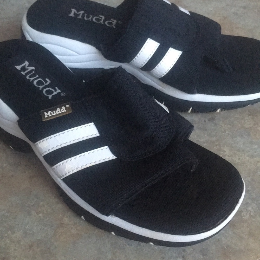 Mudd 7.5 sandals